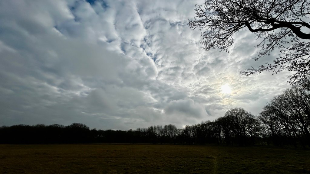 Zonsopkomst onder een dikke laag bewolking 